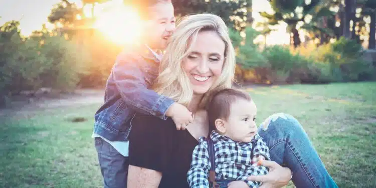 une maman et ses deux enfants